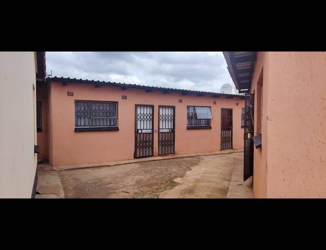 8 BEDROOM HOUSE FOR SALE IN PROTEA GLEN